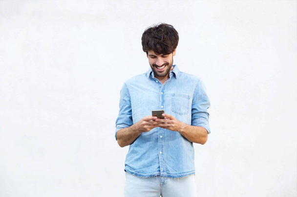 Портрет крутого хлопця з бородою на білому тлі, що тримає мобільний телефон
  - Фото, зображення