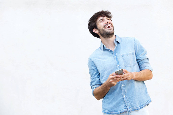 Retrato de un joven guapo con barba sosteniendo el teléfono celular
 - Foto, imagen