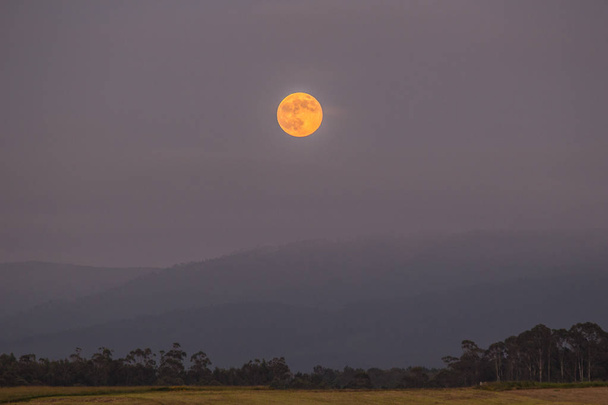 La luna llena ofrece múltiples escenas dignas de fotografiar, en la playa, en la montaña, en la ciudad, con y sin nubes, etc en las tardes de Galicia, España
. - Foto, imagen