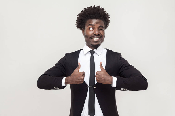 successful african american businessman looking at camera and showing thumbs up  - Фото, зображення