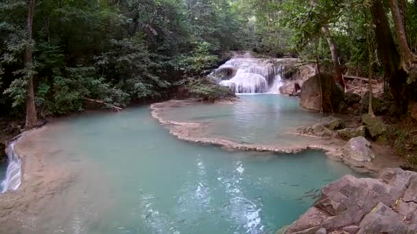 Vodopádu Erawan, národní Park Erawan v Kanchanaburi, Thajsko - Záběry, video