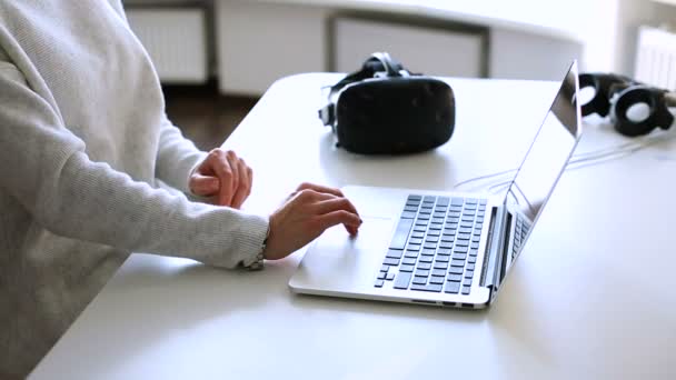 Kobieta na laptopie z zestawem słuchawkowym Vr - Materiał filmowy, wideo