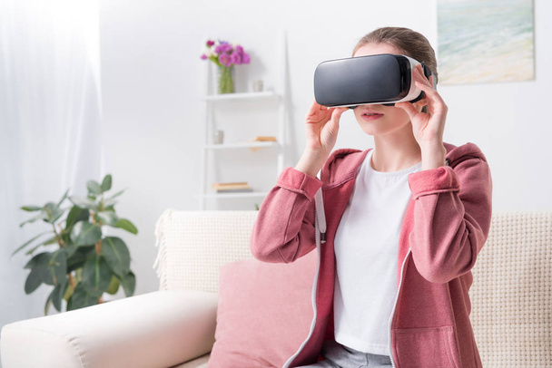 girl wearing virtual reality headset at home - Fotografie, Obrázek