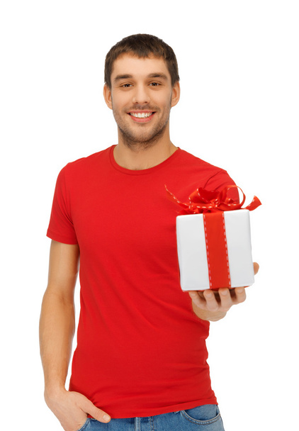 Handsome man with a gift - Foto, afbeelding