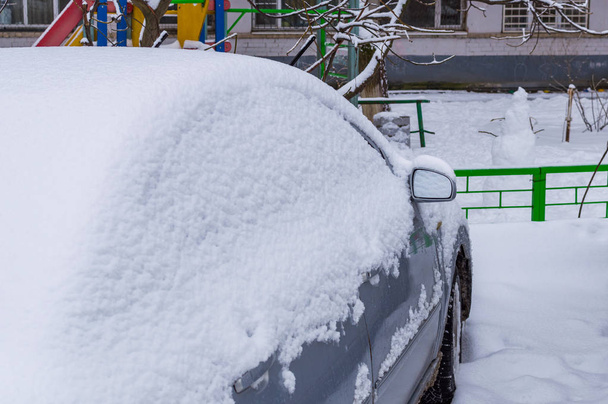 Kar yağdıktan sonra arabalara kar yağar. Kış şehir manzarası. - Fotoğraf, Görsel
