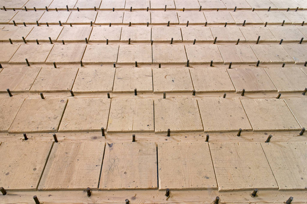 Wiederaufbau des alten verfallenen Hauses, Austausch des maroden Fußbodens mit neuem Balken und Holz, vorbereitet für das Vergießen von Betonplatten - Foto, Bild