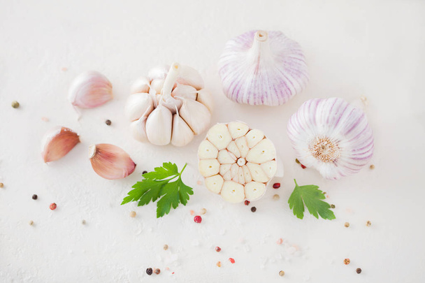 dientes de ajo y bulbos de ajo aislados sobre fondo blanco
  - Foto, Imagen