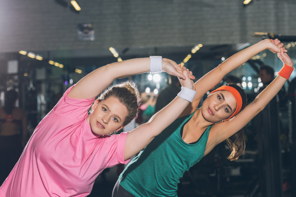 Frauen im Fitnessstudio machen Stretchübungen  - Foto, Bild