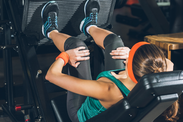 femme sportive jambes d'entraînement sur les appareils d'entraînement à la salle de gym
  - Photo, image