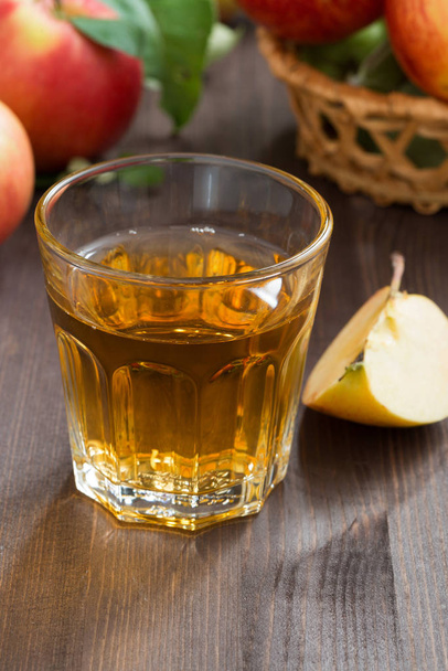 autumn drink - apple cider or juice in a glass, vertical - Foto, afbeelding