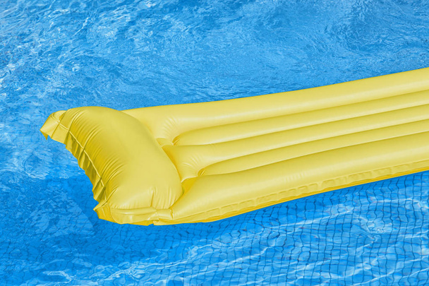 Colchón de aire azul flotando en una piscina
. - Foto, Imagen