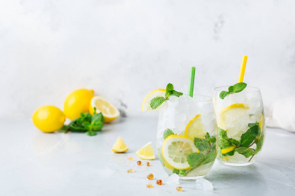 Hideg alkohol mojito koktél, long drink ital, limonádé - Fotó, kép