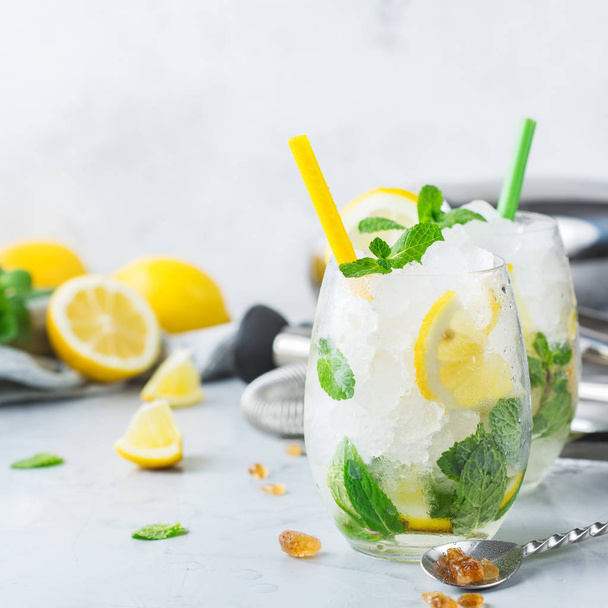 Коктейль из холодного спирта, длинный напиток, лимонад
 - Фото, изображение