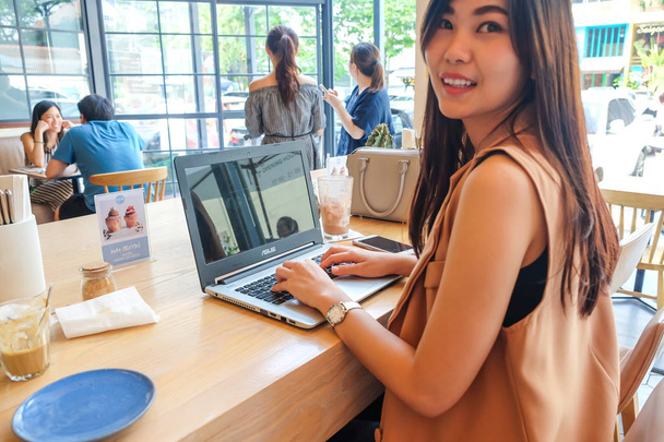 Genç iş Asyalı kadınlar dizüstü bilgisayar ve cep telefonu kullanmak Kahve Dükkanı, iş teknolojisi kavramı - Fotoğraf, Görsel