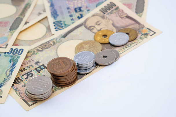 Tausend japanische Währung mit Münze auf weißem Hintergrund - Foto, Bild