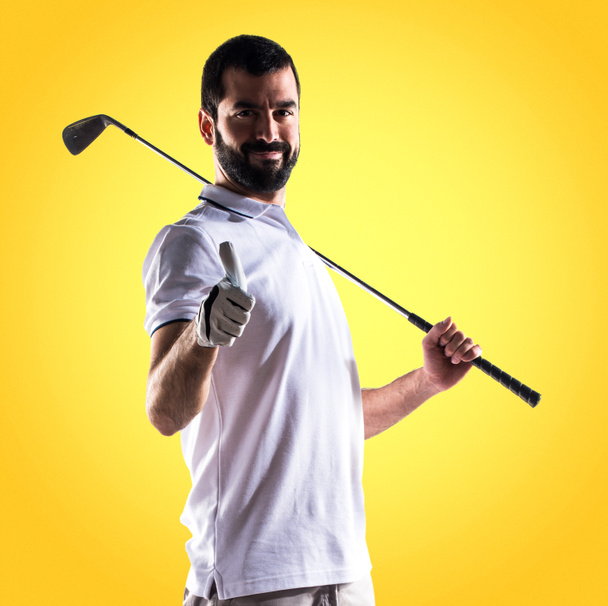 Человек для гольфа с большим пальцем вверх
 - Фото, изображение