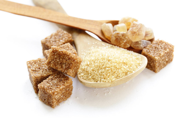 καστανή ζάχαρη άμμο και ραφιναρισμένη ζάχαρη σε λευκό φόντο - Φωτογραφία, εικόνα