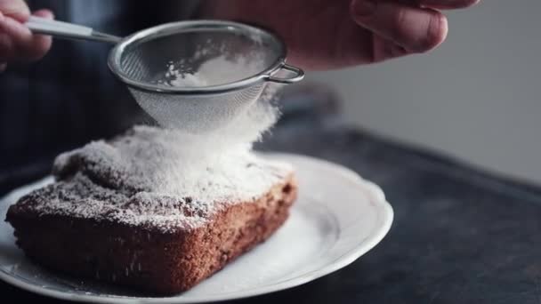 Manos de cocinero añadiendo azúcar en polvo en el pastel de peice
 - Metraje, vídeo