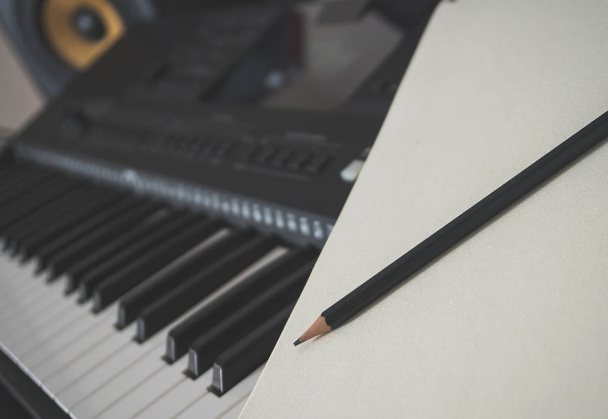 ピアノ、キーボード、ペンやシート。歌の作成の概念. - 写真・画像