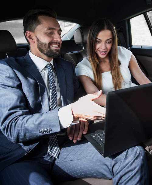Business man and woman working together in the car - Photo, Image