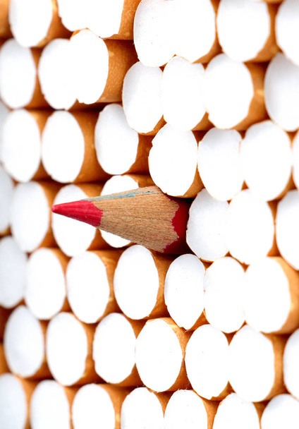 primer plano de un cigarrillo y lápiz rojo
 - Foto, Imagen