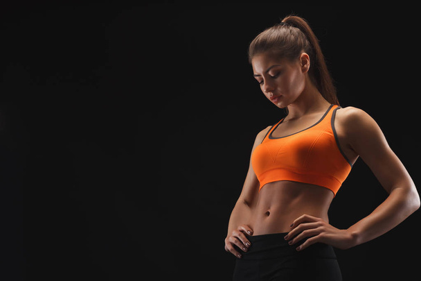 Спортивная женщина показывает мускулистое тело
 - Фото, изображение
