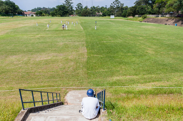 Topa vuran oyuncu bekleyen kriket - Fotoğraf, Görsel