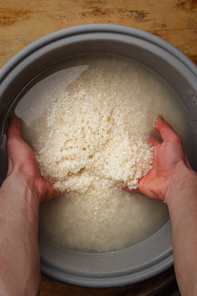 the cook is washing the rice for sushi. - Valokuva, kuva