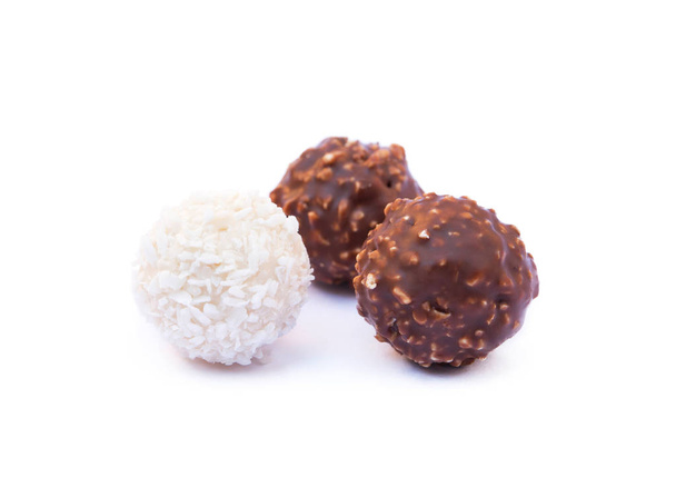 Schokoladenkugel Süßigkeiten isoliert auf weißem Hintergrund - Foto, Bild