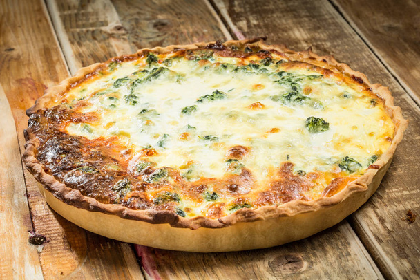 Quiche - meat pie with chicken, broccoli and cheese - Foto, afbeelding