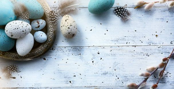  Пасхальный фон с пасхальными яйцами на белом столе
 - Фото, изображение