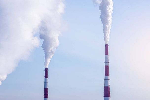 大気中の二酸化炭素を排出する火力発電所のパイプを喫煙します。環境汚染の概念 - 写真・画像