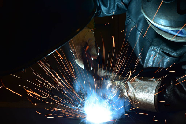 Промышленный стальной сварочный аппарат на заводе
, - Фото, изображение