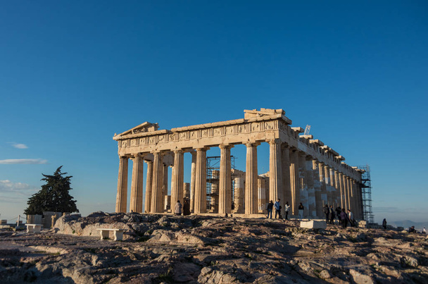 Templo del Partenón en un día brillante. Acrópolis en Atenas, Grecia
 - Foto, Imagen