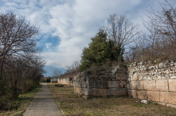 Parede da fortificação (306-304 BC) ruínas antigas. Dion Archaeological Park, Pieria, Grécia
. - Foto, Imagem