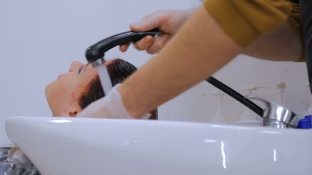 Coiffeur laver les cheveux de la cliente
 - Séquence, vidéo