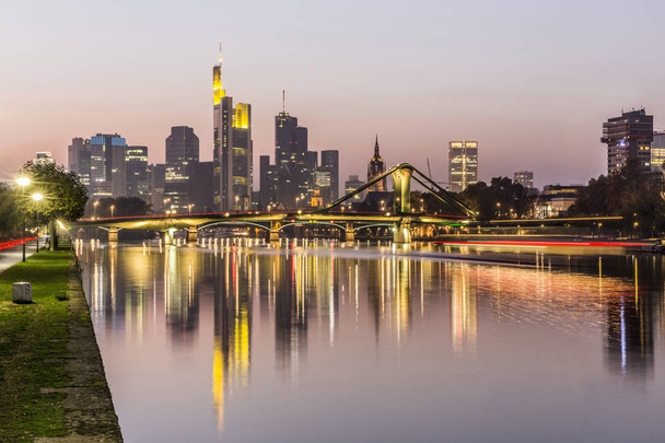 Abendlicher Blick auf Frankfurter Skyline und Main - Foto, Bild