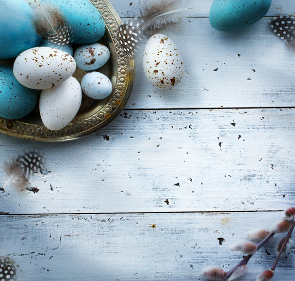 Húsvéti háttér a húsvét tojás, a fehér asztal - Fotó, kép