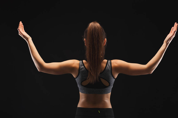 athletische Frau zeigt muskulösen Körper - Foto, Bild