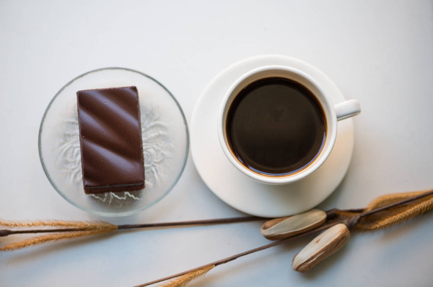 Una taza de café y pastel de chocolate
 - Foto, imagen