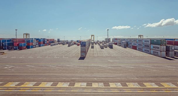 Una gran cantidad de contenedores espera el barco en el puerto, Le Port, Reunión
 - Foto, Imagen