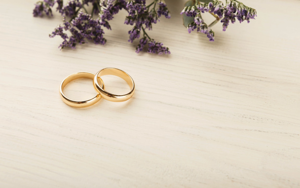 花の装飾の 2 つのゴールデン結婚指輪 - 写真・画像