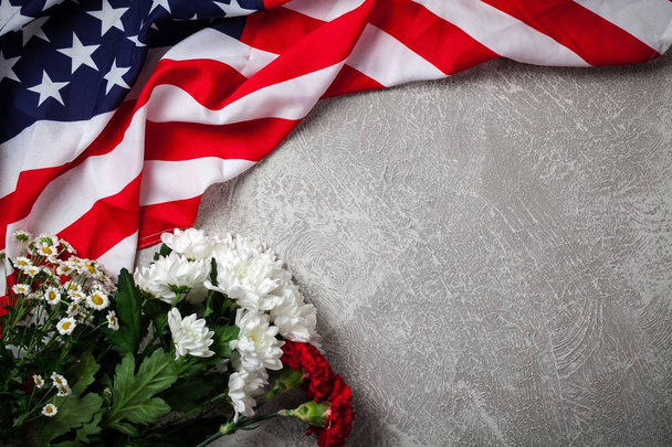 Amerikaanse vlag op grijze achtergrond - Foto, afbeelding