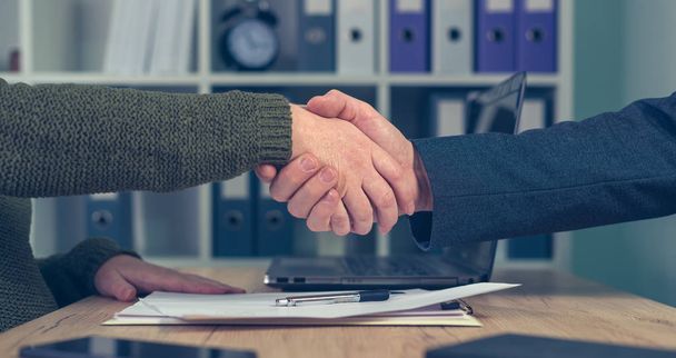 Man and woman shaking hands over business agreement - Foto, immagini