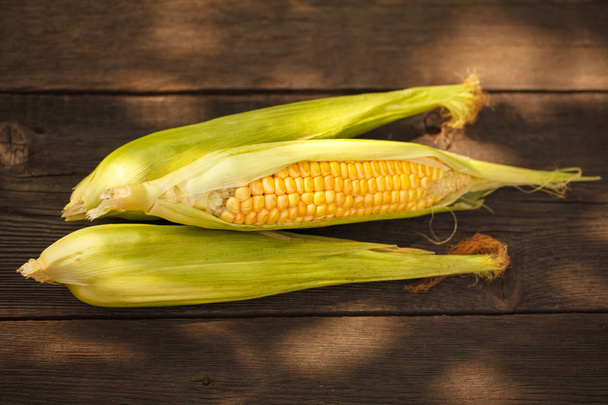 Corn corn on wooden texture. Space for text. Harvest. - Fotografie, Obrázek
