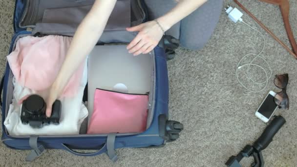 vrouw verzamelt een koffer in een eigen kamer. - Video