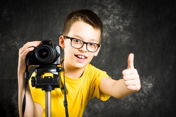 Хлопчик-підліток використовує велику цифрову камеру
 - Фото, зображення