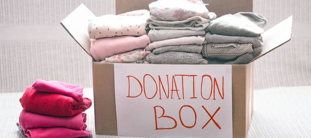 Caja con ropa para caridad
 - Foto, Imagen