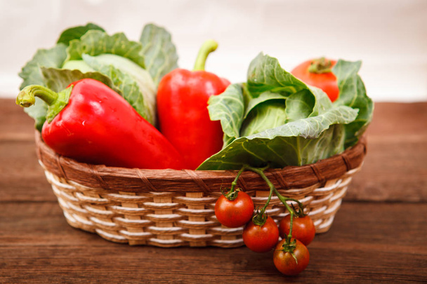 Basket with fresh vegetables on a wooden table. Tomatoes, Bulgar - Foto, afbeelding