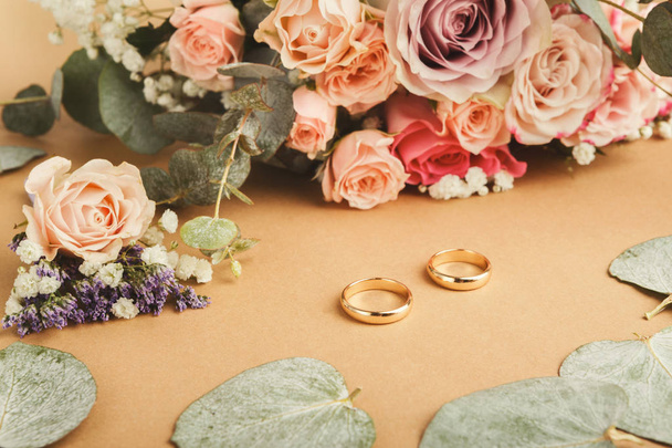 Bukiet ślubny i złote pierścienie, zbliżenie - Zdjęcie, obraz